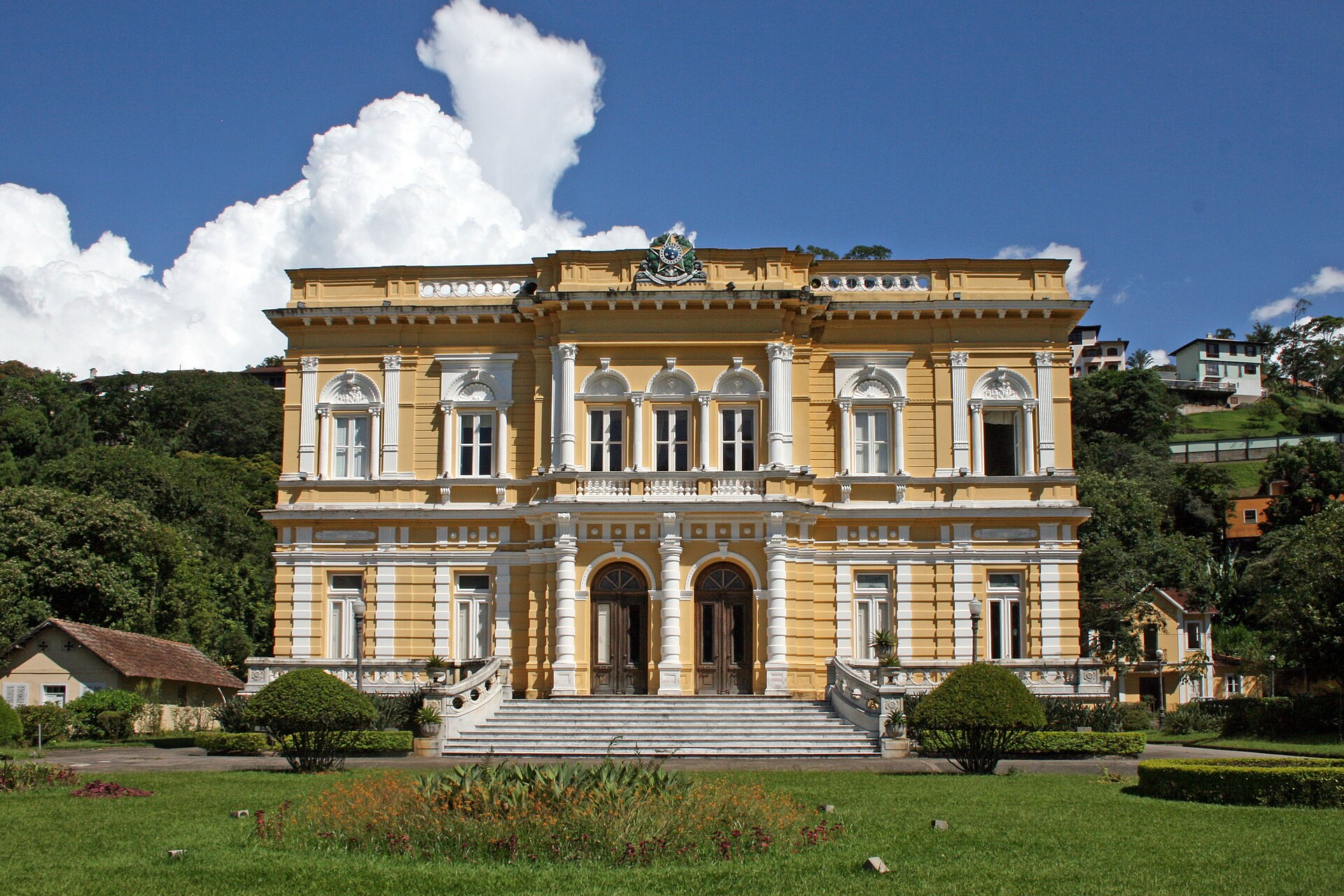 Palácio Rio Negro em Manaus, sede histórica, fachada e palmeiras.